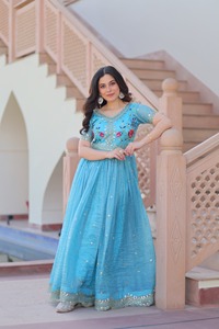 Costume Anarkali prêt-à-porter en soie avec broderie et travail de sequins Zari - Product Image 6