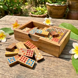 Juego de Dominó Doble Seis de Madera de Colores ILAHI, 28 Piezas, Ecológico, Tallado y Grabado, Diseño Antiguo, Caja Rectangular Alta de Madera - Product Image 3
