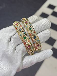 Bracelets traditionnels indiens en laiton imitation perle Jadau pour mariage |   Bijoux ethniques tendance pour femmes, de créateurs, pour mariages - Product Image 2