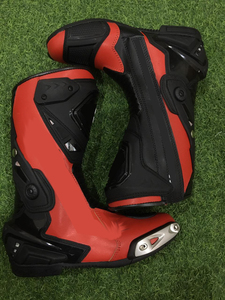Bottes de moto en cuir imprimées au design unique, dernières tendances, pour hommes, qualité supérieure, doublure en mesh, nom d'équipe personnalisé, bottes ventilées - Product Image 1