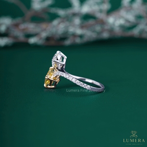 แหวนเพชรทรงเจ้าหญิงสีเหลืองและทรงลูกแพร์ Toi et Moi ทองคำขาว 18K แบบ Bypass Pave Band เพชรเพาะเลี้ยงสำหรับแหวนหมั้น - Product Image 5