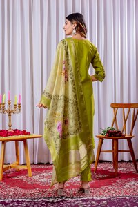 Ensemble Kurti et pantalon brodés élégants avec dupatta à imprimé numérique – Collection de vêtements ethniques indo-occidentaux - Product Image 4