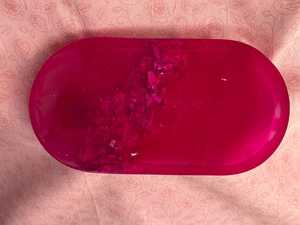 Plateau en résine rose translucide avec accents de feuilles d'argent et paillettes, plateau à bijoux ovale en résine - Product Image 4