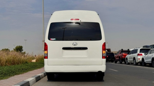 Minibús Toyota Hiace 2017 con Volante a la Izquierda, Fuente de Energía Híbrida y 3 Años de Garantía en Venta con Descuento - Product Image 5