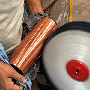 Botella de Cobre con Acabado Brillante, Diseño Clásico, Grabado Ayurvédico, Hecha a Mano, Ecológica, de Cobre Puro, Creaciones Antiguas - Product Image 3