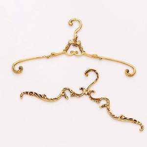 Percha de Metal con Acabado Dorado y Diseño Hecho a Mano, Perfecta para Organizar Ropa en el Hogar o en Espacios de Oficina - Product Image 1