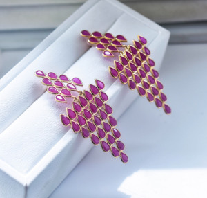 Pendientes de Oro de 18K con Rubí Natural, Diseño de Araña de Múltiples Niveles, Gema Magenta con Corte de Pera, Estilo Lágrima - Product Image 3