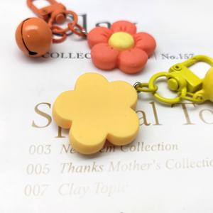 Porte-clés Charmmy adorable en résine plastique motif fleur pastel avec clochette mignonne 6,2 cm, ornement tendance pour filles et femmes - Product Image 5