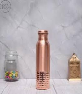 Botella de cobre con acabado refinado y estructura sólida, ideal para bebidas premium y para la hidratación diaria a largo plazo. - Product Image 4