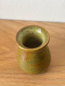 Jarrón de Cerámica Verde de Inspiración Vintage con Esmalte Moteado, Forma Curva Compacta y Acabado Artesanal Único para Decoración del Hogar - Product Image 4