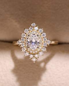 แหวนหมั้นเพชรโมอิสซาไนต์ทรงรีประณีต ดีไซน์รัศมีรูปพระอาทิตย์ ตัวเรือนทองคำขาว 14K ของขวัญวันครบรอบสุดพิเศษสำหรับเธอ - Product Image 1