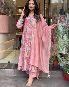 Conjunto de Kurta Rosa - 3 Piezas de Rayón con Estampado, Bordado y Lentejuelas: Top, Pantalón y Dupatta - Product Image 1