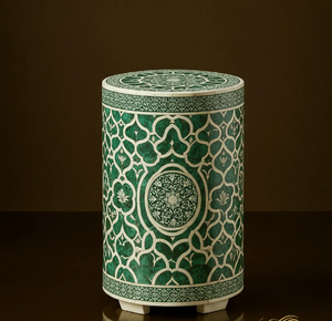 Tabouret de chevet en os incrusté noir et blanc avec deux tiroirs et pieds courbés, disponible à prix de gros. - Product Image 4