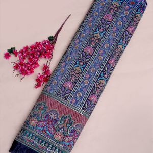 ผ้าไหมเครปพิมพ์ลายดอกไม้ลายทางสีแดงเขียวอมฟ้าและสีชมพูพร้อมขอบลายเพสลีย์สำหรับผ้าคลุมไหล่และชุดเลเฮงกา - Product Image 1