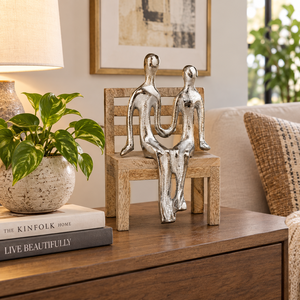 Vente en gros de figurines de couple modernes en métal assises sur une chaise en bois, sculpture pour la décoration de table à la maison, cadeau romantique pour la Saint-Valentin - Product Image 2