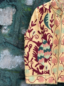 เสื้อแจ็คเก็ตซูซานีลายมัสตาร์ดแบบดั้งเดิมสำหรับผู้หญิง งานปักลายดอกไม้สไตล์โบโฮ ทำมือ ขายส่งสำหรับร้านบูติกและส่งออก - Product Image 5