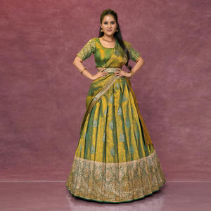Lehenga Choli de Seda Brocada Regal con Tejido Zari Ornamentado y Detalles de Borde Elegantes, Ideal para Celebraciones Festivas y Bodas para Mujeres - Product Image 2