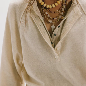 Pull Henley tricoté à la main sur mesure pour femme, cardigan beige en tricot, col en V, manches longues, boutonné, décontracté, en coton, pour toutes les saisons - Product Image 5