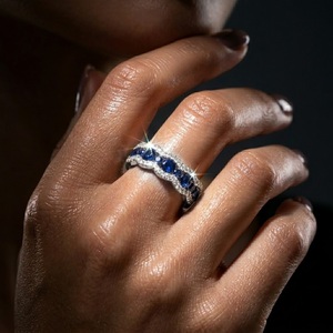 Bague unisexe en or blanc 18 carats avec saphir et diamants sertis griffe, style ethnique large et vintage, idéale pour anniversaire, fête ou mariage - Product Image 2