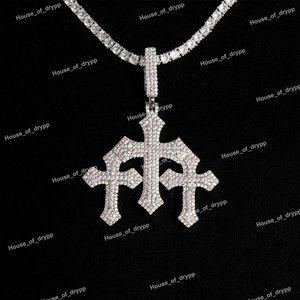 Colgante de Cruz de Diamantes de Lujo de la Mejor Calidad en Plata 925 con Diseño de Triple Cruz, Joyería Religiosa Elegante y Brillante - Product Image 3