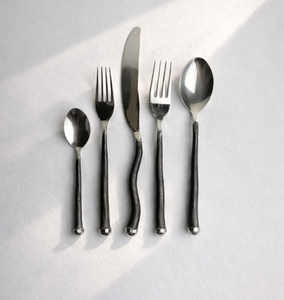 Ensemble de Couverts de Table en Acier Inoxydable Texturé Argent Foncé avec Manche Personnalisé pour la Restauration Fine – Vente en Gros - Product Image 5