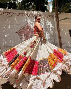 Robe ethnique brodée pour femme, Lehenga Choli avec travail miroir et fausse fourrure, réversible, pour mariage, fête ou tenue de Garba - Product Image 3