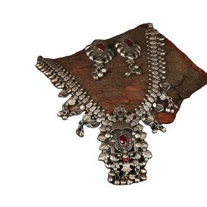 Conjunto de Collar y Pendientes Tradicionales de Latón Plateado Estilo Bohemio con Granate, Regalo de Boda o Compromiso - Product Image 3