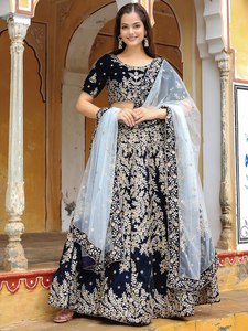 Robe de demoiselle d'honneur classique bleu marine brodée de fleurs, avec lehenga, haut court à col rond et manches courtes, dupatta transparent et coupe trapèze longue jusqu'au sol - Product Image 1