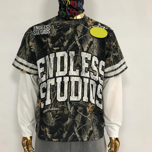 Camiseta de Manga Corta con Camuflaje Endless Studios para Hombre, Estilo Urbano, Cuello Redondo, Estampado, Corte Regular, Ribete en Contraste - Product Image 1