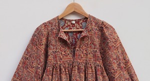 Blusa Étnica Boho de Algodón con Estampado Batik Hecho a Mano para Mujer, Blusa con Cuello de Lazo y Diseño Personalizado, Blusa sin Mangas con Estampado Floral, Ecológica - Product Image 5