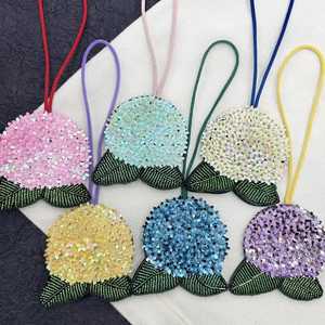 Breloque de sac en forme de fleur de lys perlée, broderie artisanale, porte-clés, accessoire de sac à main d'Inde, pour voiture, vélo et sacs - Product Image 1
