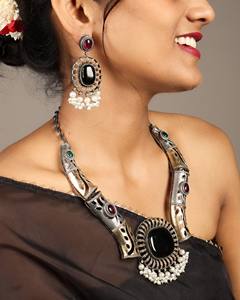 Ensemble collier et boucles d'oreilles en argent oxydé bicolore, onyx, rubis, perles vertes, design pour amoureux - Bijoux bohèmes, cadeau de mariage pour femmes - Product Image 4