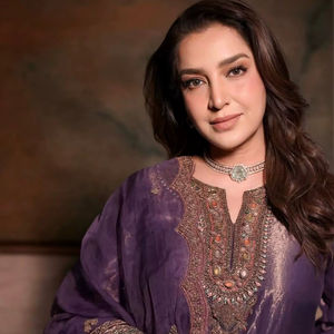 Ensemble de créateur de luxe en soie Fendi, orné de broderies à sequins, zari et fils, avec de magnifiques pierres et travail manuel, comprenant un haut, un pantalon palazzo et une dupatta. - Product Image 1