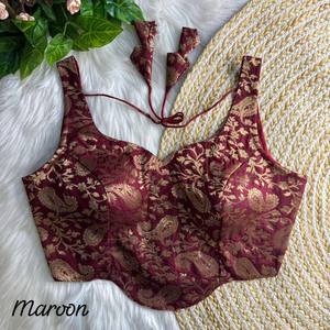 Blusa Banarasi de Tela Pesada con Bordado Floral y Detalles en Tricot, Sin Mangas, Corta, para Mujer, Ideal para Bodas y Fiestas - Product Image 4