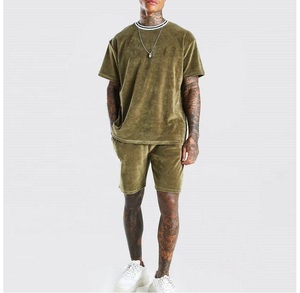 Ensemble de t-shirts et shorts en velours uni pour hommes, survêtement d'été en velours surdimensionné, design personnalisé, vêtements de sport pour la course à pied - Product Image 3