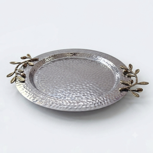 Bandeja Redonda de Metal Plateado Martillado con Asas Texturizadas con Exquisitas Ramas de Olivo para una Cena Sofisticada - Product Image 3