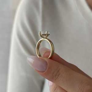 Bague solitaire en or jaune avec diamant coussin allongé de 3 carats, 3 mm, sertie de griffes en forme de boussole, certifiée IGI - Product Image 4