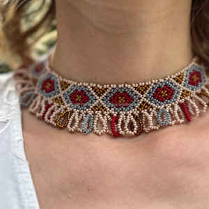 Collier de perles de verre de créateur brodé de bijoux artisanaux de luxe avec motifs de perles complexes pour mariages et réceptions - Product Image 4