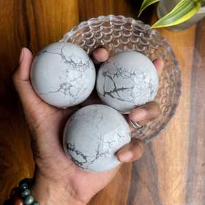 Sphère en howlite blanche naturelle polie de haute qualité 5-7 cm, pierre de guérison pour la méditation, le Reiki, la décoration intérieure, vente en gros - Product Image 2