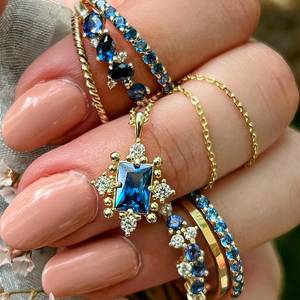 Collier pendentif saphir taille émeraude avec halo, en argent sterling 925 plaqué or 14 carats, serti clos, style vintage classique, septembre - Product Image 3