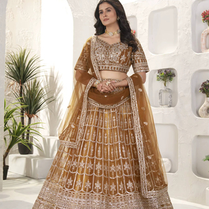 Ensemble Lehenga Choli semi-couturié de style ethnique indien pour femme, avec dupatta à bordure en dentelle filet, en matériaux recyclés, idéal pour les mariages - Product Image 1
