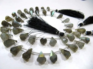Perles de pierre facettées en labradorite grise naturelle, forme goutte d'eau, 8 pouces de long - Product Image 5