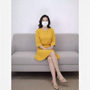 Ensemble de jupes personnalisées OEM très demandées pour femmes, comprenant un crop top à capuche avec impression de logo décontractée, idéal pour l'hiver. - Product Image 4