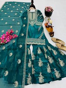 Nuevo conjunto de top, pantalón palazzo y dupatta de diseñador con diseños en relieve y detalles en satén. - Product Image 6