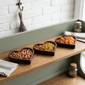 Plateaux de service en bois en forme de cœur, ensemble de vaisselle rustique réutilisable pour noix, fruits secs et collations - Product Image 1