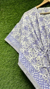 Caftán indio de algodón con estampado floral de lavanda y paisley para mujer, corte holgado y fluido con borde decorativo. - Product Image 4