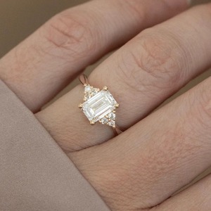 Anillo de Diamantes con Corte Esmeralda de 1.60CT Vintage con Piedras Decorativas Redondas en Racimo, Oro de 14K - Product Image 6