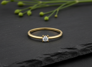 Anillo de Boda Apilable para Mujer, Hecho a Mano, Oro 10k, Diseño Minimalista Moderno, con Diamante VVS1 Cultivado en Laboratorio y Engaste de Puntas - Product Image 4