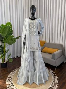 Traje Sharara Rojo de Chinnon Faux Georgette Pesado de Ramdev Trading con Bordado Plateado, Estilo Bollywood para Novias y Fiestas, Diseño de 3 Piezas - Product Image 3