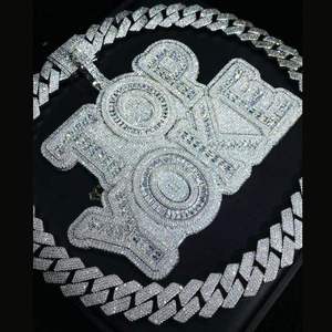 จี้เพชรทรงบาแกตต์ VVS มอยส์ซาไนต์ แบบสั่งทำพิเศษ สำหรับผู้ชาย สไตล์ฮิปฮอป ตัวอักษรประดับเงินแท้ 925 จี้แฟชั่นสำหรับแร็ปเปอร์ สำหรับสร้อยคอ - Product Image 2